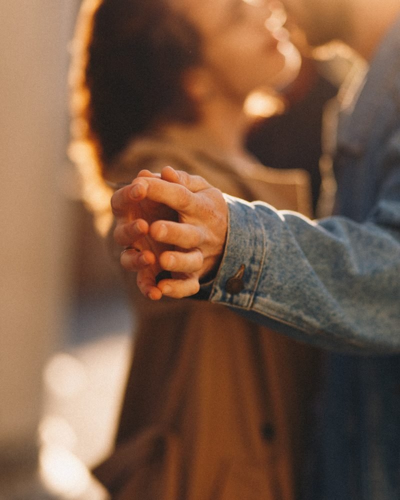 Image of couple kissing in park - geriatric pregnancy