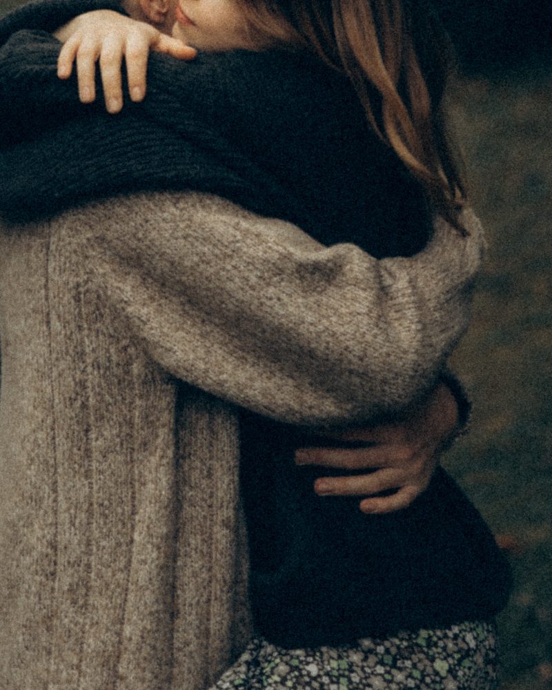 Image of a man and woman hugging in the street - The Fave Real